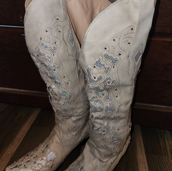 NWOT Cream and Silver Embellished  Cowboy Boots size 38/7 Never Worn - Picture 4 of 9